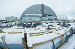 Нове ­безпечне накриття над зруйнованим реактором ­Чорнобильської АЕС зводили чотири роки. Будівництво ­коштувало ­близько 1,5 мільярда доларів