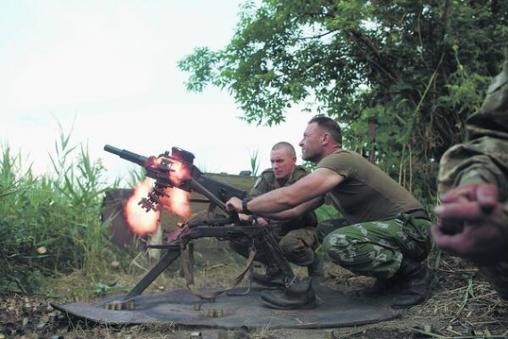 18 червня 2015 року, Авдіївка, українські військові гатять із гранатомета у відповідь на обстріли бойовиків