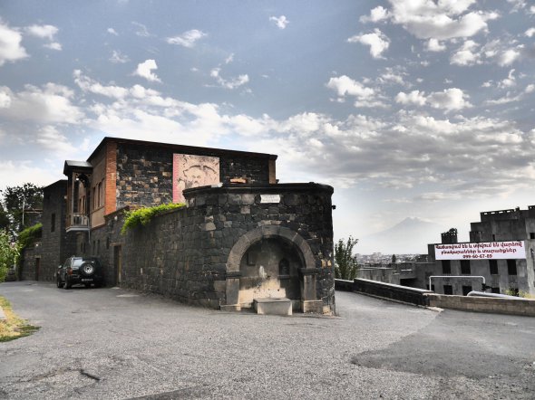 Музей Сергея Параджанова в Ереване с видом на гору Арарат