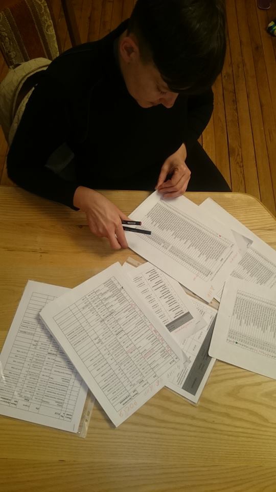 Надія Савченко переглядає список полонених українців 
