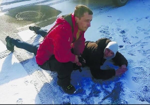 Сергій Панасюк присів біля Євгена Куропія — одного зі злодіїв, які поцупили його машину. Викрадачів чоловік затримав самотужки. На пошуки витратив майже чотири години