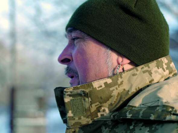 Заговорену козацьку сережку Валерієві Матвійчуку подарували друзі.  Має берегти воїна у бою