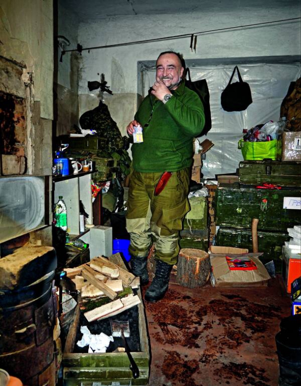 Валерій ”Дорожник” МАТВІЙЧУК, 51 рік, командир взводу гранатометників 93-ї бригади Збройних сил України, старший лейтенант. Народився в Києві. Закінчив політехнічний інститут за фахом ”інженер-металург”. Працював в Інституті проблем матеріалознавства, комерційним директором компанії ”Укрконтракт”. Відкрив фірму з продажу канцтоварів. Згодом – підприємство з виробництва паперової упаковки для борошна. У ній працюють 15 осіб. В армію пішов добровольцем у серпні 2014-го. Спершу – в батальйон ”Донбас”. За два дні перевівся в 93-тю механізовану бригаду. ”Позивний ”Дорожник”, бо знаю всі дороги в Україні”, – каже Матвійчук. Із дружиною Анжелою, 51 рік, познайомився в інституті. За фахом вона інженер-металург. Мають двох доньок. 27-річна Анастасія – режисер-монтажник на каналі СТБ. 22-річна Світлана закінчила механіко-математичний факультет КПІ. Працює в тютюновій компанії Philip Morris програмістом. Захоплюється стрільбою з лука та айкідо. Після війни мріє тренувати дітей з реального айкідо (система самооборони, створена сербом Любомиром Врачаревичем. – Країна)