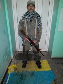 Бойовик Мюнхаузен " витирає брудні ноги об український прапор