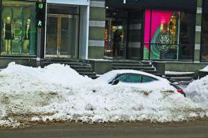 10 січня комунальники засипали снігом легковик ”Порше” вартістю 2,5 мільйона гривень. Авто стояло на узбіччі столичного бульвару Лесі Українки, куди снігоприбиральна техніка зсувала сніг із дороги