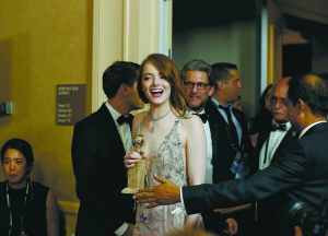 28-річна американська акторка Емма Стоун на врученні премії ”Золотий глобус”. Отримала нагороду за найкращу жіночу роль. У мюзиклі ”Ла-ла Ленд” режисера Демієна Шазела зіграла офіціантку, яка мріє підкорити Голлівуд