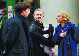 У четвертому сезоні британського серіалу ”Шерлок” у помічника Холмса — доктора Ватсона (в цент­рі) — народилася донька. Його дружину Мері грає 42-річна Аманда Аббінґтон, за сюжетом вона терористка. В реальному житті актори живуть у цивільному шлюбі, мають двох дітей. Ліворуч Бенедикт Камбербетч у ролі Шерлока Холмса
