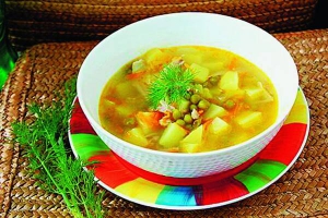 Гарячі супи в холодну пору можна їсти з миски, а можна перемолоти блендером і налити у термос. Такі не тільки зігрівають, але й насичують організм