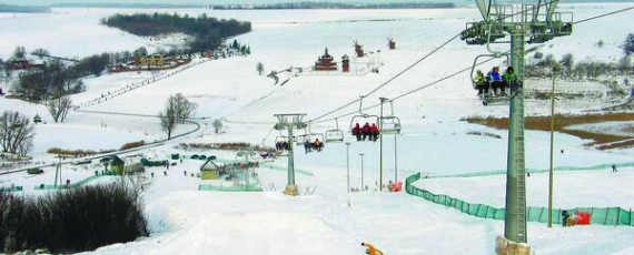 Туристи піднімаються на гору в селі Водяники Звенигородського району Черкаської області. За підйомник платять 30–35 гривень. Гірськолижний курорт працює тут із 2010 року