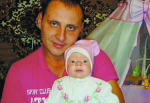 Сергій Маламура тримає доньку Злату. Дівчинка народилася недоношеною. Постійно має бути під наглядом лікарів