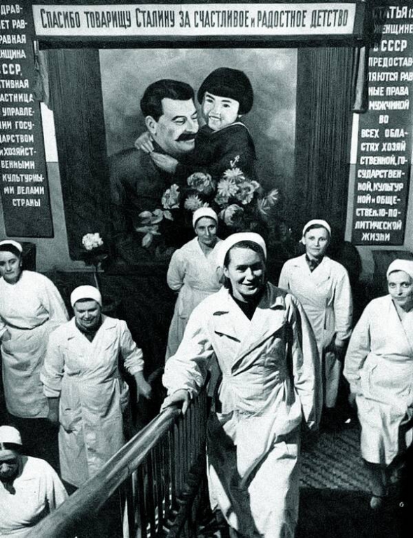 Плакат із Йосипом Сталіним і Мамлакат Наханговою в московському госпіталі, 1941 рік. Насправді на ньому зображена Енгельсина Маркізова, батька якої розстріляли за участь у ”контрреволюційній організації”