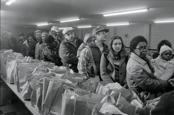 25 січня 1983 року, черга по безкоштовні пайки в харчовому банку для безробітних сталеварів у Бреддоку, штат Пенсильванія, США