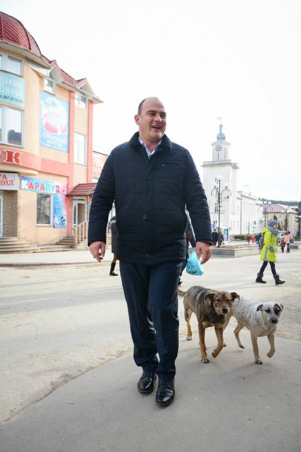 Володимир ШМАТЬКО. Народився 10 квітня 1986 року в селі Біла Чортківського району Тернопільської області. Батько працював шофером, їздив на заробітки до Польщі, мати торгувала на базарі. ”У дитинстві багато читав, любив географію і біологію. Не мав хисту до точних наук, але змалку вмів добре говорити”. Із 2004-го побував у всіх обласних центрах України. Лише у Дніпрі – проїздом. У 18 років обрали депутатом Чортківської райради. За рік переміг у проекті ”Спокуса владою” на Першому національному телеканалі – визнали найкращим у дебатах молодих політиків. Здобув фах еколога в Інституті менеджменту та економіки ”Галицька академія” в Івано-Франківську. Три роки був радником голови Чортківської районної ради. Закінчив Тернопільський економічний університет за фахом ”Територіальне управління та місцеве самоврядування” і столичний Інститут політичної освіти. 2010-го обрали головою села Біла. 15 серпня 2014-го мобілізувався. В АТО служив командиром взводу 128-ї гірсько-піхотної бригади. З листопада 2015 року – мер Чорткова. Член збірної України з футболу серед міських голів. У травні 2016-го на чемпіонаті Європи у Чехії визнали найкращим воротарем турніру. Дружина Мар’яна – вихователь у дитсадку. Мають 3-річну доньку Софію. Живуть у селі Біла. На роботу до Чорткова ходить пішки