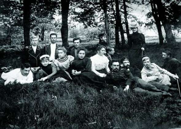 Cтудент Харківського технологічного інституту Левко Мацієвич (у верхньому ряду, перший ліворуч) із друзями та сестрами, кінець 1890-х