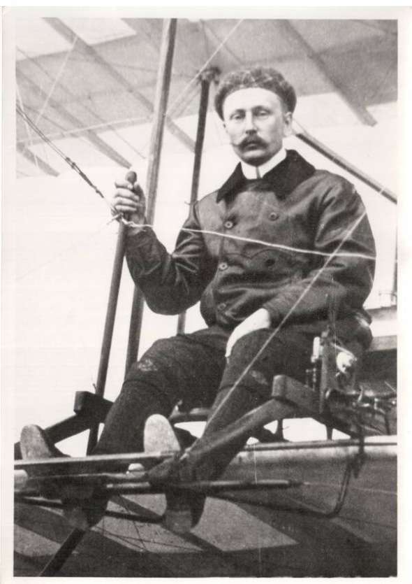 Левко Мацієвич на біплані у Парижі, 1910 рік