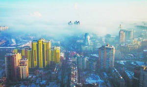 Шевченківський район огорнула імла. Туман із викидами та вихлопними газами накопичився в приземному шарі атмосфери. Це явище називають метеорологічною димкою