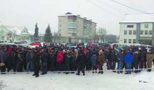 Майже 300 людей ­зібралися на мітинг у центрі Олевська на Житомирщині. Напередодні там сталася стрілянина між місцевими жителями і приїжджими