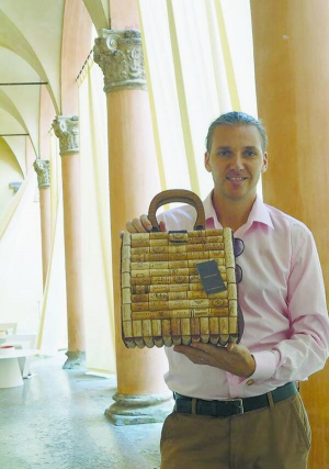 Сергій Ткачук показує сумку,  яку зробив із винних корків.  На одну йде до 200 штук. Такі часто замовляють італійські винороби. Дарують клієнтам