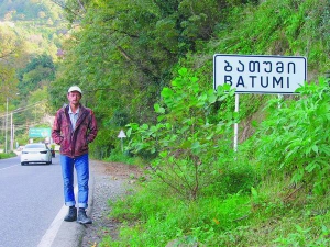 Чернігівець Олександр Волощук стоїть біля в’їзду в грузинське місто Батумі. Мусив перервати подорож, аби оформити документи для перетину грузинсько-абхазького кордону. Без них туристів не пропускають