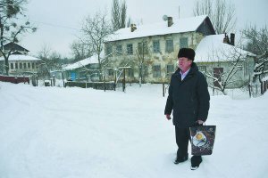 Староста Олександр Максимов веде до занедбаного гуртожитку в селищі Ірдинь Білозірської територіальної громади на Черкащині 12 січня. Цьогоріч будівлю планують відремонтувати й облаштувати там квартири