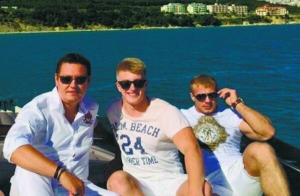 Дмитро Нагута, Богдан Воронцов і Роман Фелик (сидять зліва направо) заснували 2014-го компанію ”Хелікс Груп” у Тернополі. Діяла за принципом фінансової піраміди