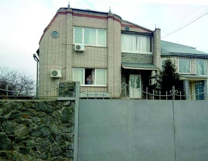 Будинок родини Марченків із села Новоолександрівка Дніпровського району на Дніпропетровщині двічі намагалися відібрати озброєні чоловіки. Один із них заявив про право власності на житло