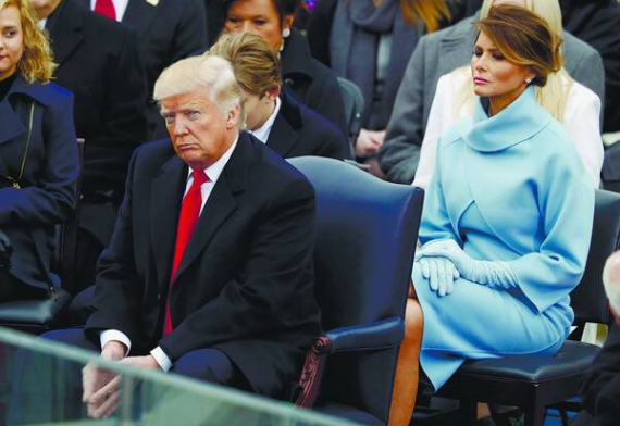 45-й президент США Дональд Трамп сидить під час церемонії інавгурації у ­Вашингтоні. Позаду —  його дружина Меланія