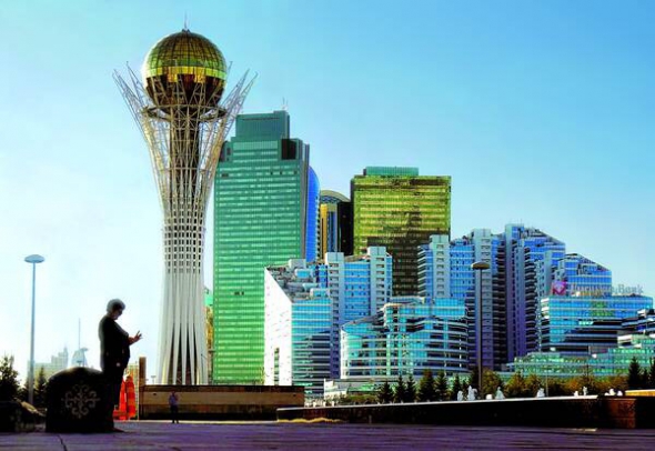 Центр Астани забудований скляними хмарочосами. На центральній площі – символ міста 97-метровий ”Байтерек”. На найвищому поверсі – оглядовий майданчик