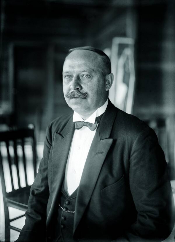 Олександр Кошиць (1875–1944) працював диригентом театру Миколи Садовського та Київської опери. Писав музику до п’єс та ставив обробки народних пісень. У січні 1919 року очолив організовану урядом УНР республіканську капелу. Успішно виступали на найкращих сценах Європи, Північної та Південної Америки. Залишився працювати у Нью-Йорку – навчав диригентів і організовував виконання українських творів. Помер у канадському Вінніпегу. Його тіло помістили у мавзолей видатних українців цвинтаря ”Ґлен-Іден”. На похорон зійшлися майже 5 тисяч осіб. ”Мої думки і мрії, над якими я ночами плакав, коли душа переспівувала мої рідні, мої ніжні, мої сумні й величні мелодії, не завели мене, – пише Кошиць у щоденнику. – Голосом святої чистоти і небесної художньої правди залунала наша пісня в широкому світі. Встала велика, могутня, життєтворна, як вічне Сонце! І перед нею, мов електричне світло перед Сонцем, згасло і потемніло все штучне в мистецтві. Все нещире, чим набита Європа і так званий культурний світ. Зголодніла по художній правді людська душа потягнулась до нашої пісні, мов до цілющого джерела. Пила з неї нову силу, віднаходила в ній пісні свого чистого дитинства”.