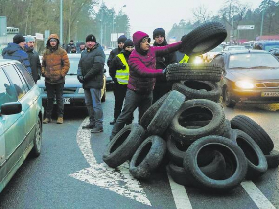 24 січня чоловік збирає шини, щоб підпалити при в’їзді у Київ із боку Житомира. Так власники нерозмитнених автомобілів вимагають подовжити перебування іномарок в Україні до року