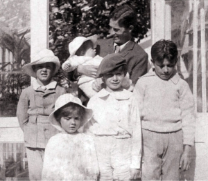 Мальчики Дэвис вместе с отцом. Слева направо: Джек, Майкл, Питер и Джордж. На руках у отца Николас, 1905 год.