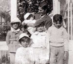 Хлопчики Девіс разом з батьком. Зліва направо: Джек, Майкл, Пітер і Джордж. На руках у батька Ніколас, 1905 год.