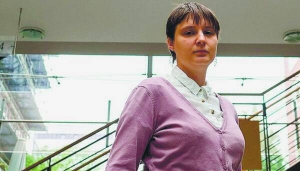 Марина В’язовська народилася у Києві. Останні 10 років живе в Німеччині з чоловіком і сином. Викладає у Гумбольдтському університеті Берліна