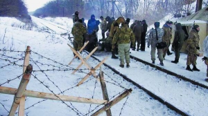 Учасники товарної блокади ставлять перешкоди на залізничній колії неподалік села Гірського Луганської області 25 січня. Не пропускають потяги, що їдуть на окуповану територію