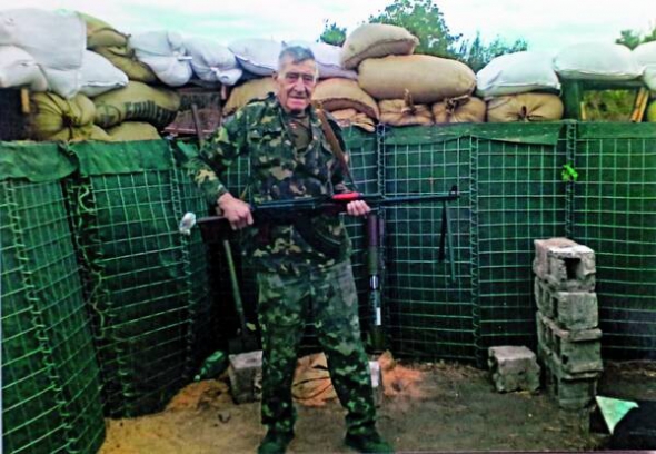 Владислав Бунецький із ручним кулеметом чергує на позиції в Мар’їнці у грудні 2016-го