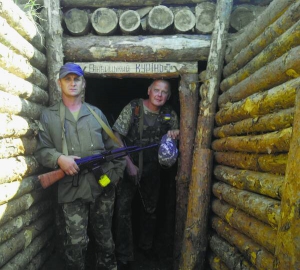 Петро Кудрявцев (ліворуч) стоїть в окопі з побратимом. На передову в зону АТО пішов 2014 року. Перед цим возив туди волонтерську допомогу