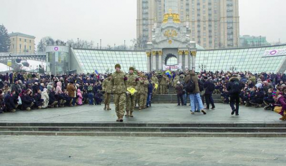 Почесна варта несе з майдану Незалежності тіла сімох загиблих бійців 72-ї мотопіхотної бригади Збройних сил України, яка зараз боронить місто Авдіївку Донецької області. Присутні стають на коліна на мокру бруківку