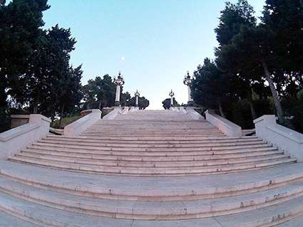 Лестница на смотровую площадку в Нагорном парке Баку