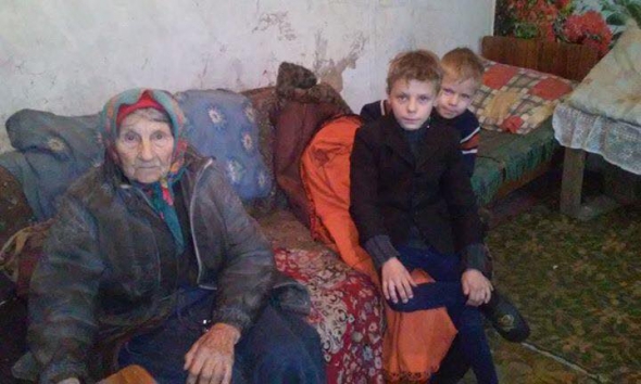 Бабуся Ніна з онуками