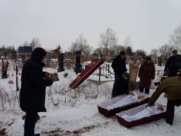Із загиблими бабусею та 7-річним хлопчиком прощалися під постріли терористів