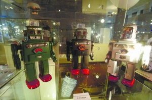 Іграшкові моделі роботів продають на виставці ”Смарт роботс” у Києві. Один коштує 2110 гривень