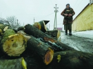 Літня жінка несе дрова для опалення свого будинку на околиці Авдіївки 5 лютого 