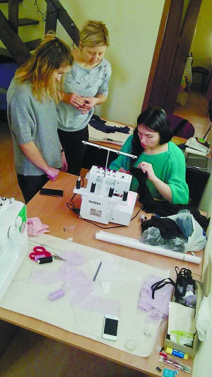 Жінки вчаться шити одяг на курсах у столичному коворкінгу ”Шити легко”. Платять 990–1250 гривень на місяць