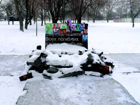 Саморобний меморіал ”Светлой памяти всех погибших в ходе необъявленной войны посвящается” у центрі Авдіївки за 100 метрів від стадіону ”Хімік”. Жителі з 2014 року зносять сюди осколки снарядів з усього міста