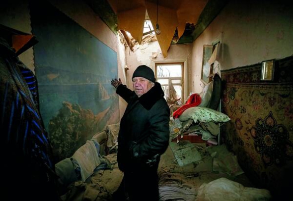 81-річний Володимир показує свій будинок у приватному секторі Авдіївки. У кімнату, де він спав, близько третьої ночі 2 лютого влучила міна калібру 122 міліметри
