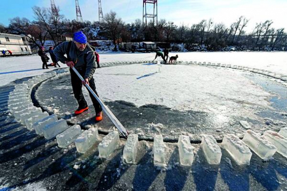 На Дніпрі в Запоріжжі зробили крижану карусель. Це дванадцятиметрове коло, вирізане в товщі льоду. Щоб розгойдатися, треба відштовхнутися веслом від видовбаних у льоді зарубок
