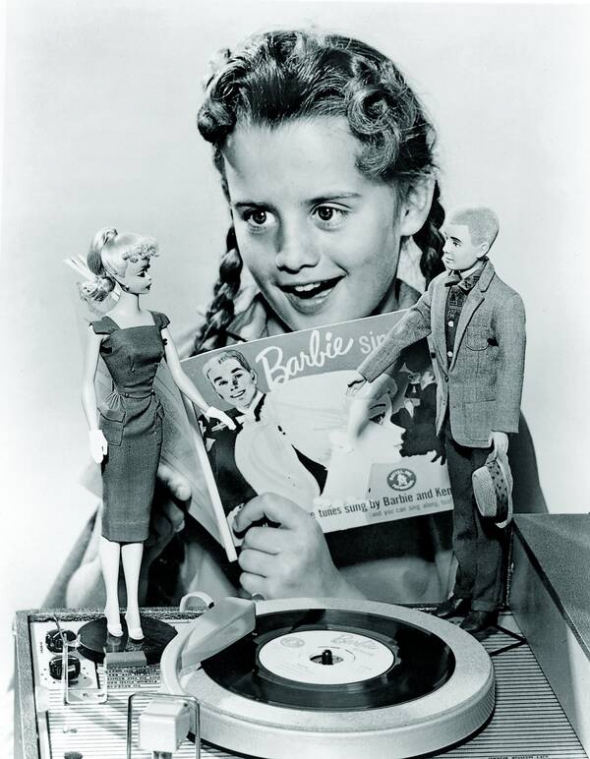 13 лютого 1959 року в продаж у США надійшли перші ляльки Барбі. Іграшку вигадала підприємець Рут Гендлер (1916–2002). Назвала на честь своєї доньки, повне ім’я – Барбара Міллісент Робертс. На той час ляльок виготовляли переважно у вигляді малюків. Гендлер запропонувала ”дорослу” іграшку, подібну до моделей із модних журналів. Було два різновиди – блондинка і брюнетка. Обидві – в чорно-білих купальних костюмах. Окремо можна було докуповувати інші наряди. Через два роки у Барбі з’явився ”бойфренд” – Кен. На фото – реклама іграшкової пари 1960-х