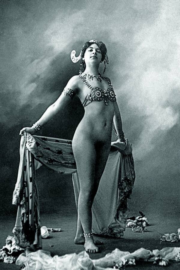Під час своїх танцювальних номерів Мата Харі (1876–1917) роздягалася тільки нижче пояса. Вважала, що має негарні груди. В’язничний лікар Леон Бізар писав: ”У неї були дуже маленькі груди з недорозвиненими сосками і безбарвною шкірою довкола них”