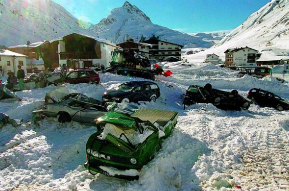 Потрощені автомобілі та зруйновані будинки у австрійському селищі Гальтюр біля Альп. Після перепаду температур 23 лютого 1999 року снігова лавина зійшла з гір. За три хвилини снігового сходження загинула 31 людина
