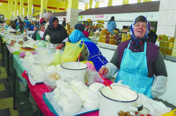 Жінки торгують молочними продуктами на ринку Урожай у Вінниці. Найбільше товару привозять із Літинського району. Півлітрова банка сметани коштує 25 гривень, півтора літра молока — 20. Кілограм сиру продають за 75 гривень